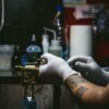 Como Aperfeiçoar suas Habilidades em Tatuagem de Letras