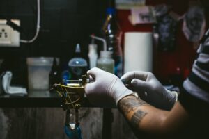 Como Aperfeiçoar suas Habilidades em Tatuagem de Letras